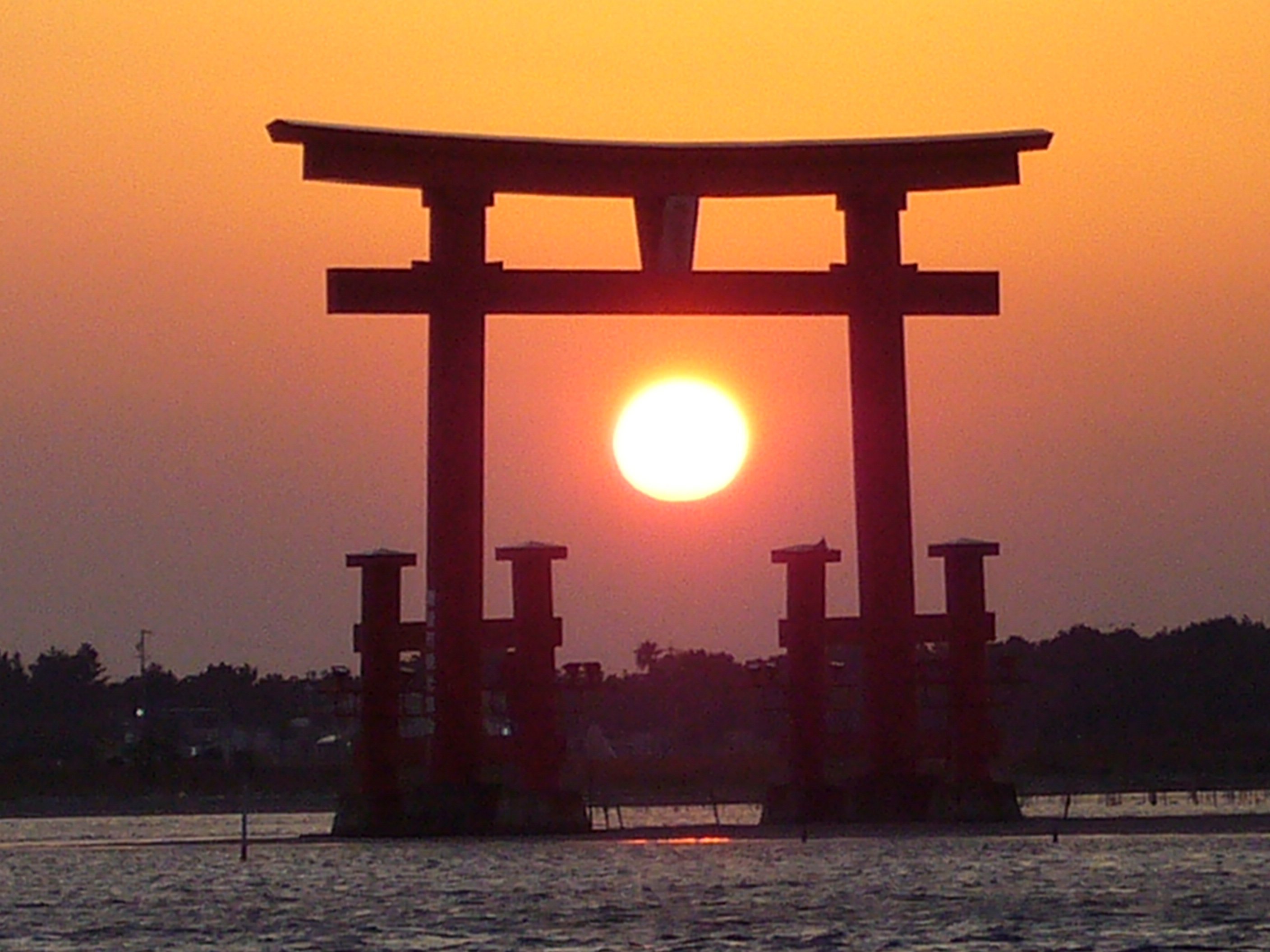シンボルタワーと夕陽